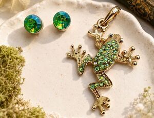 Vintage Gold Tone Frog Pendant Necklace Charm AB Rhinestone Green Stud Earrings